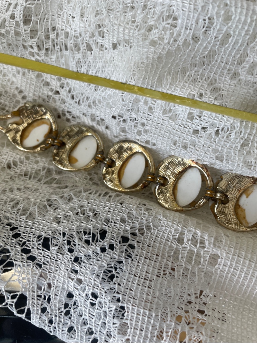 Vintage 1950s Lucite Link Necklace - Picture 5 of 5